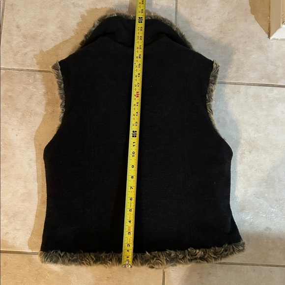 Fjall Faux Fur Swirl Pattern Reversible Vest - Picture 7 of 7